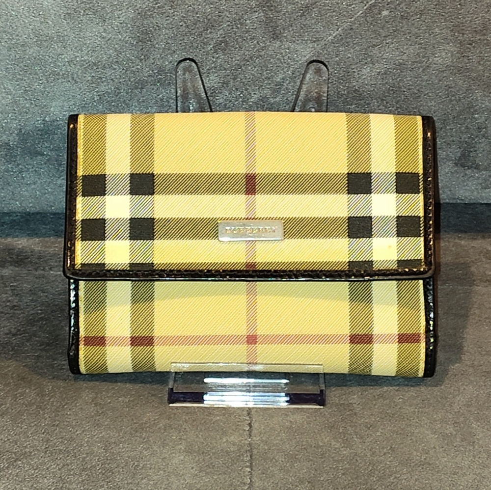 BURBERRY VINTAGE NOVA CHECK COATED CANVAS & PATENT LEATHER BI-FOLD SNAP WALLET - Picture 3 of 17